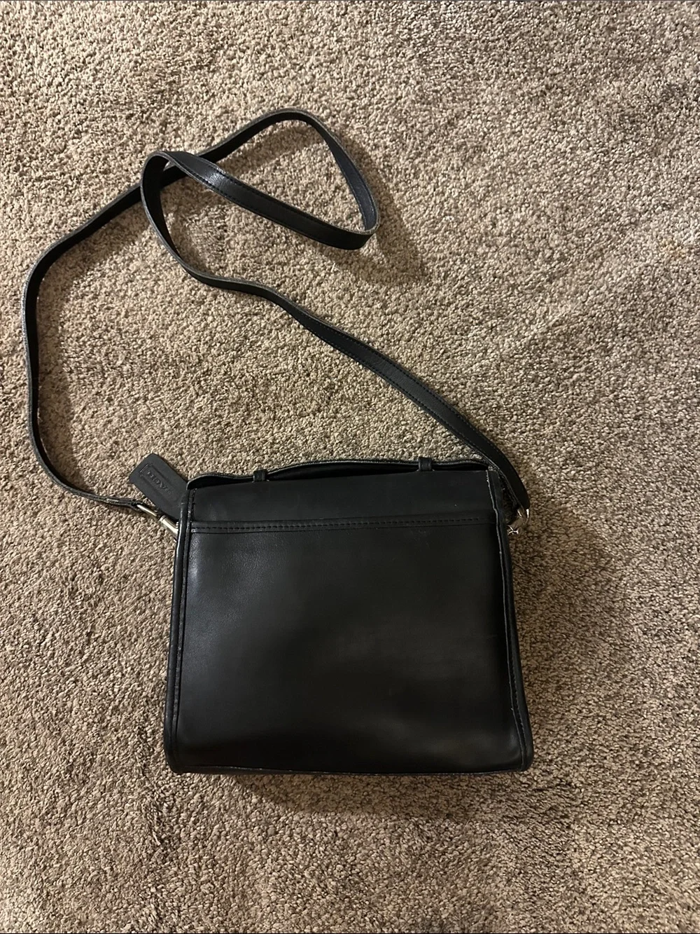 Classic Black Leather Crossbody Bag with Turn-Lock Closure - Picture 2 of 3